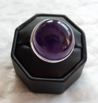 Zilveren ring gezet met ronde cabochon Amethist maat 19.7 mm